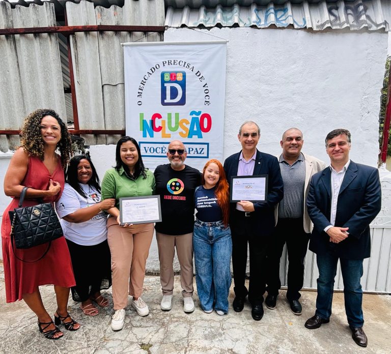 na foto, da esquerda para direita, estão: Vanessa Antoine - Gerente de RH Ternium, Dra. Celia Castro, Coordenadora do NAPRI - Núcleo de Atendimento Previdenciário da Rede Incluir, Adriana Martins - Coordenadora na AEDIN, Antoniel Bastos - presidente do Instituto Rede Incluir, Andressa Brandão - Gerdau Cosigua, Alex Bolsas - auditor fiscal e Superintendente Regional do Ministério do Trabalho e Emprego, Ricardo Oliveira - Coordenador de Núcleo Estadual da Rede Incluir e CEO da VIG SEG Vigilância Patrimonial e Marcelo Freitas - auditor fiscal e coordenador do projeto de inserção da pessoa com deficiência e reabilitados do Ministério do Trabalho e Emprego