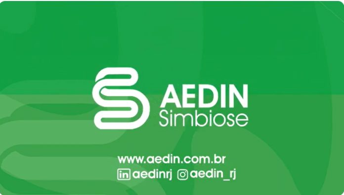 Print do vídeo, mostrando a logomarca do projeto e a inscrição AEDIN SIMBIOSE, seguida da informação do site www.aedin.com.br e dos endereços do linkedin "aedinrj" e instagram "aedin_rj"